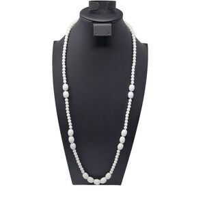 Vintage 70s Graduated Milk Glass Beaded Roper‎ Necklace White Gift Collectible